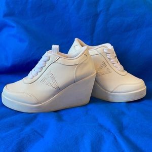 Volatile "cash" platform sneaker